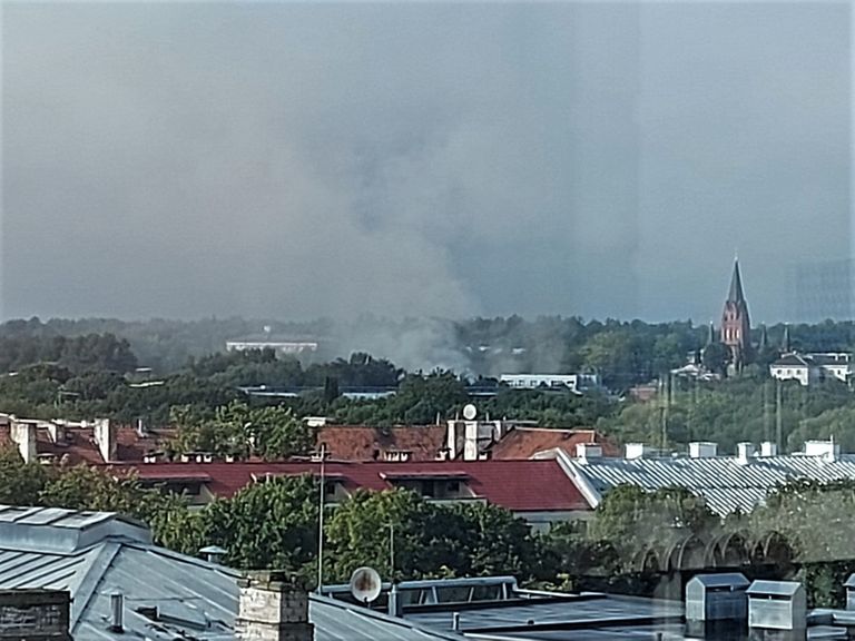 Narva mäe kandist tõusis üle linna suitsu.