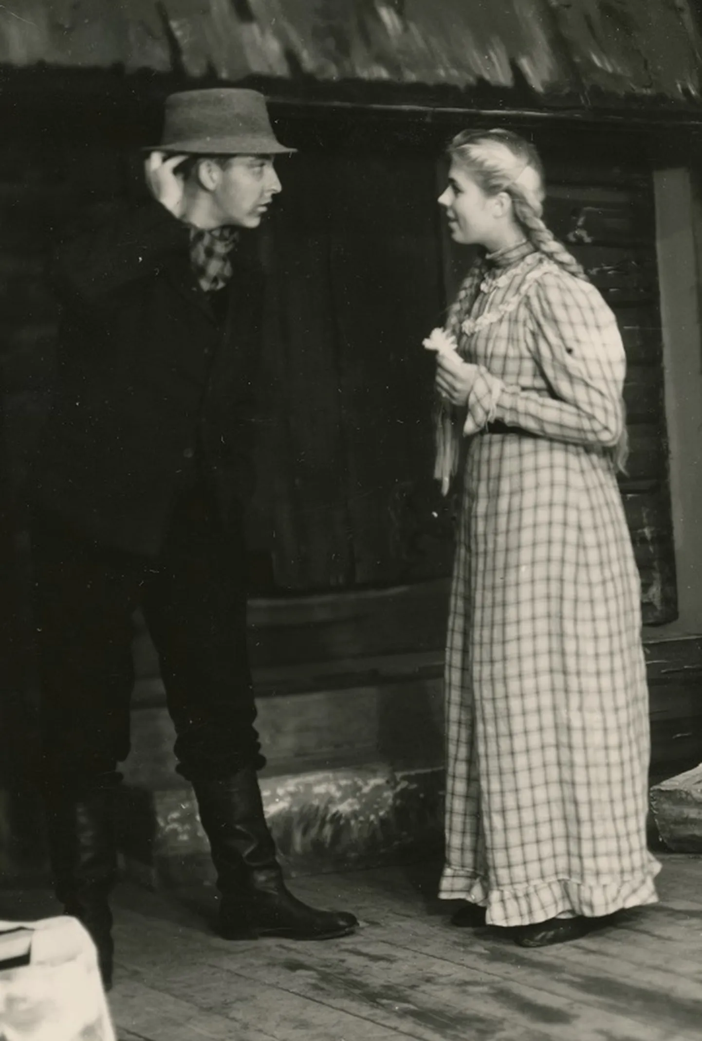 HUGO RAUDSEPA "TAGATIPU TIISENOOSEN" KURESSAARE TEATRIS 1947: Hundikuru Mihkel (Jaan Tappel) ja Tilde (Ester Reinart).