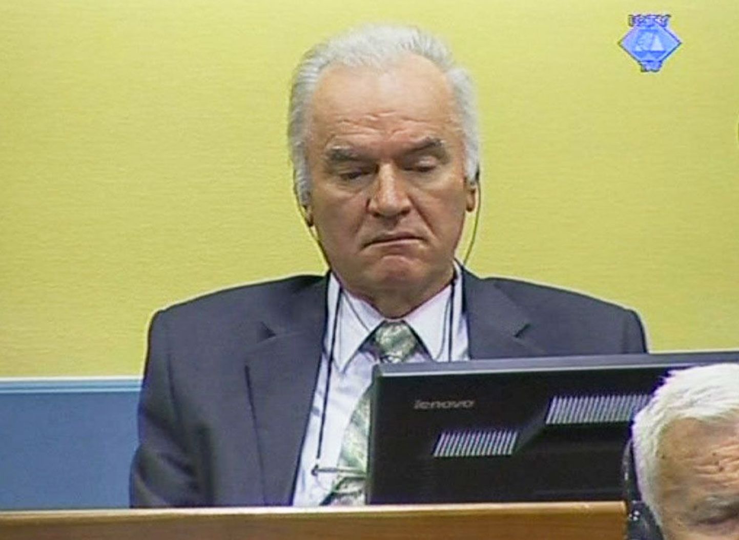 Haagi kriminaaltribunali videokaadril on näha sõjakuritegudes süüdistatavat Ratko Mladićit eile kohtus.