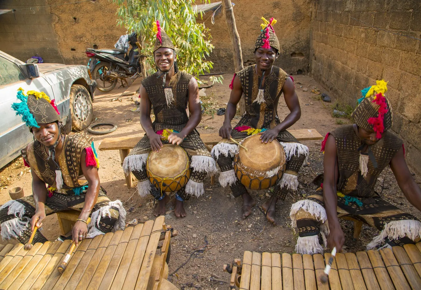 Burkina Azza esitatavad helindid on põnev segu traditsioonilisest ja nüüdisaegsest Aafrika muusikast.