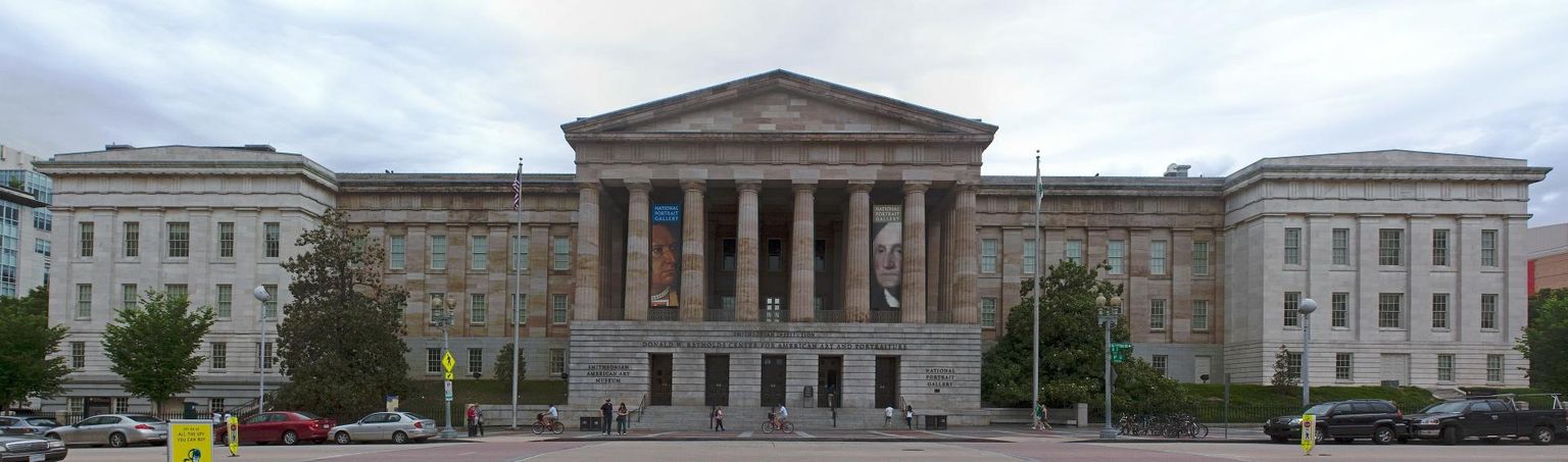 Smithoniani muuseum, poeet Walt Whitman nimetas seda «kõige nooblimaks hooneks Washingtonis». Ehitatud 1829-1865 patendiameti jaoks, mitmete arhitektide looming, nende hulgas Robert Mills.
