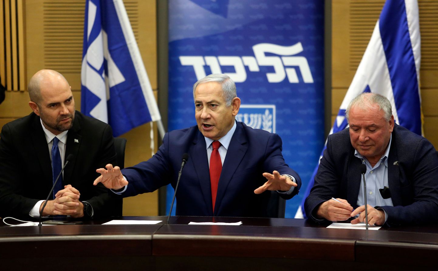 Iisraeli peaminister Benjamin Netanyahu (keskel) teatas valitsuse otsusest korraldada ennetähtaegsed parlamendivalimised.