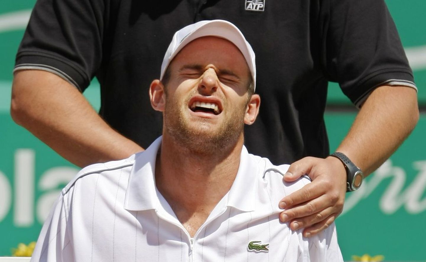 Andy Roddick laseb oma treeneril õlgu masseerida.