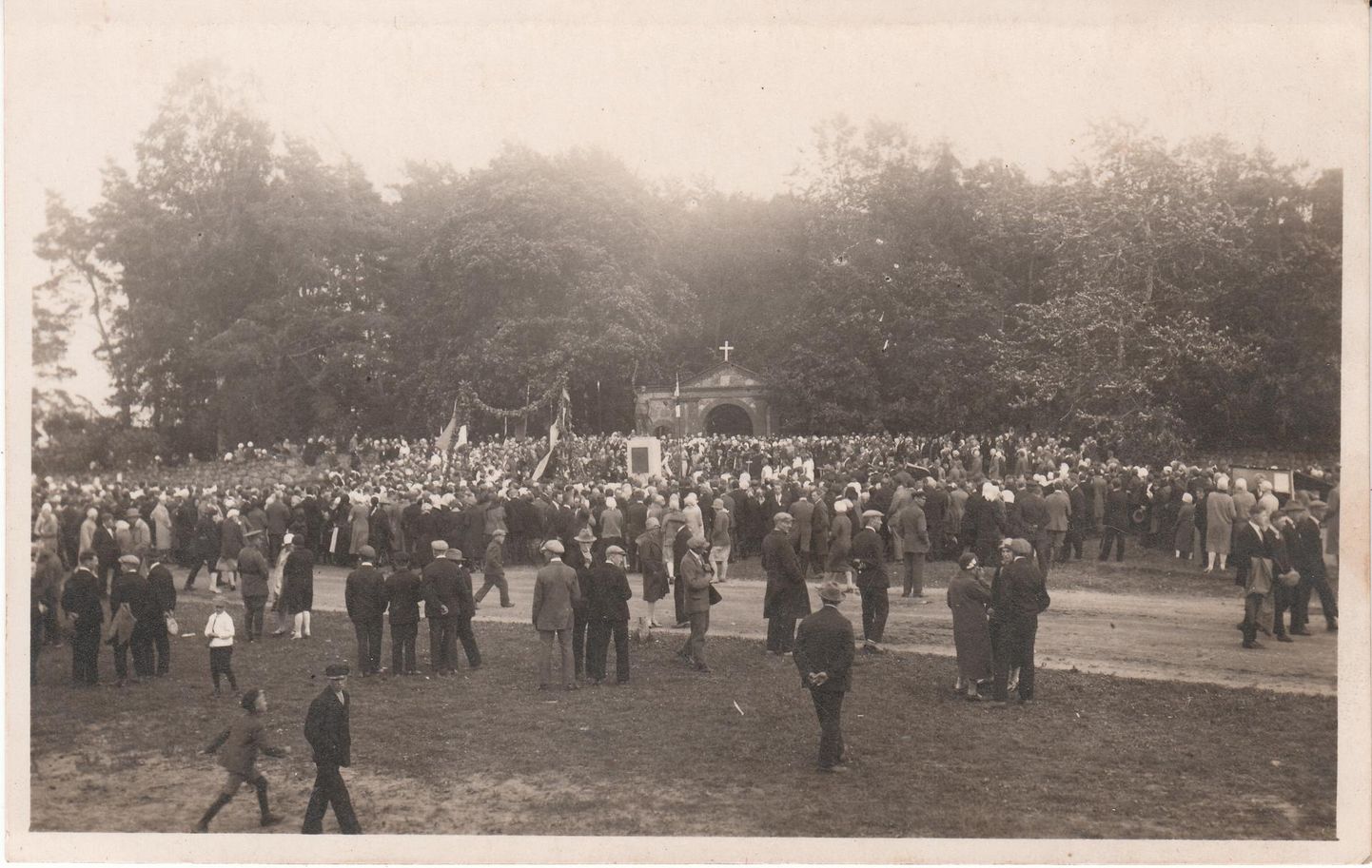 Mälestussamba avamisele 1928. aasta 26. augustil kogunesid suured rahvamassid.