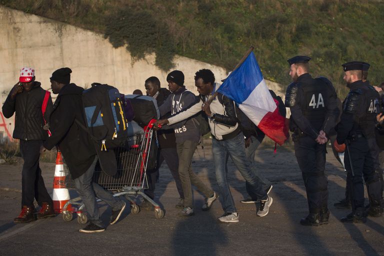 Migrandid lahkumas Calais'«džunglist». Foto: Scanpix