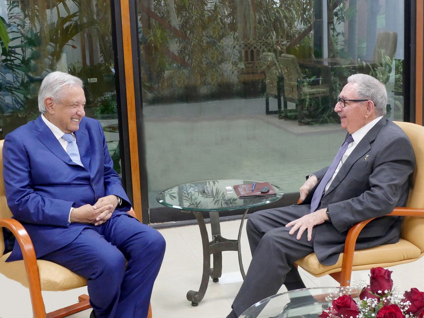Mehhiko president Andrés Manuel López Obrador vestleb oma visiidil 8. mail pealinnas Havannas Kuuba endise riigipea, tänaseks 90-aastase Raúl Castroga.