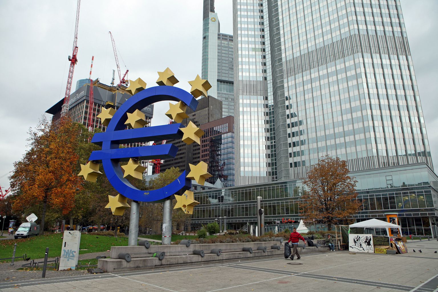 Символ евро у здания Европейского центробанка в Франкфурте.