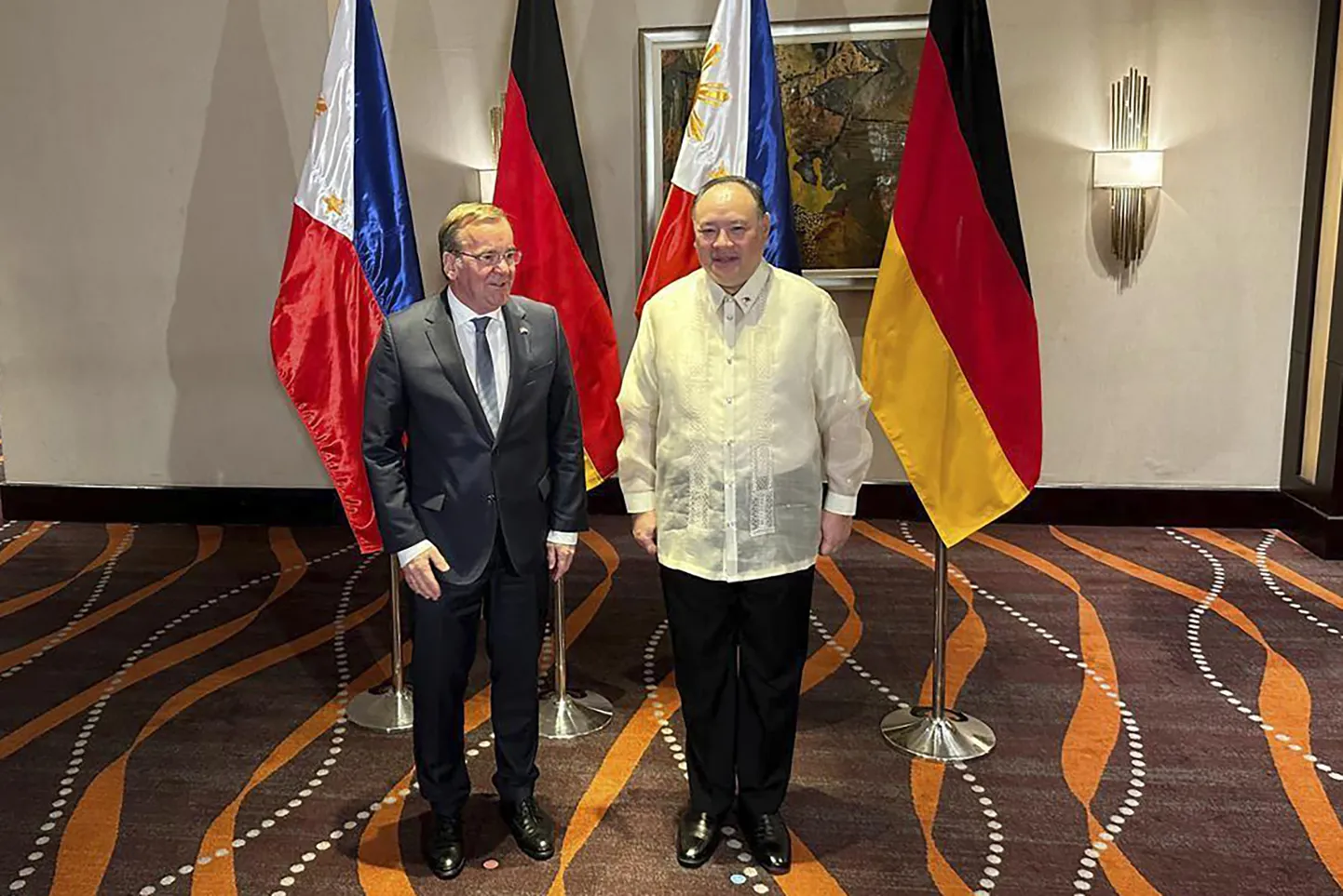 Saksa kaitseminister Boris Pistorius (vasakul) kohtumas 4. augustil Manilas oma Filipiinide kolleegi Gilberto Teodoroga.