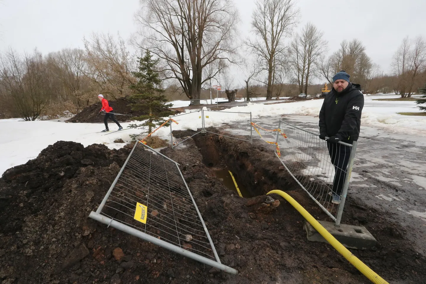 Supilinna spordipargis paigaldatakse lumekahurite jaoks torusid. Spordipargi rajameiste Marti Viilu näitab Lauri ringi keskel kohta, kuhu peagi saab paika kõrgsurvepumpla.
