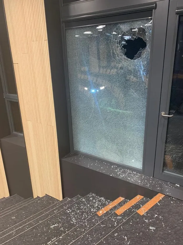 Большое окно рядом с аудиторией Эрнста Эпика в Кохтла-Ярвеской гимназии разбили в воскресенье вечером.