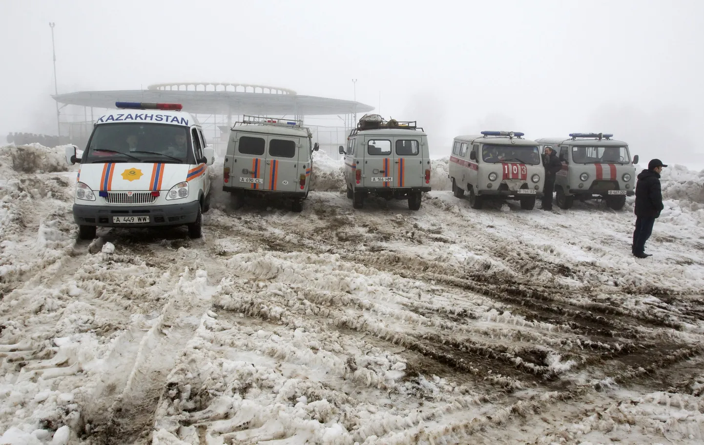Eriolukordade ministeeriumi autod ja kiirabiautod on pargitud õnnetuspaiga juurde Almatõ lähistel.