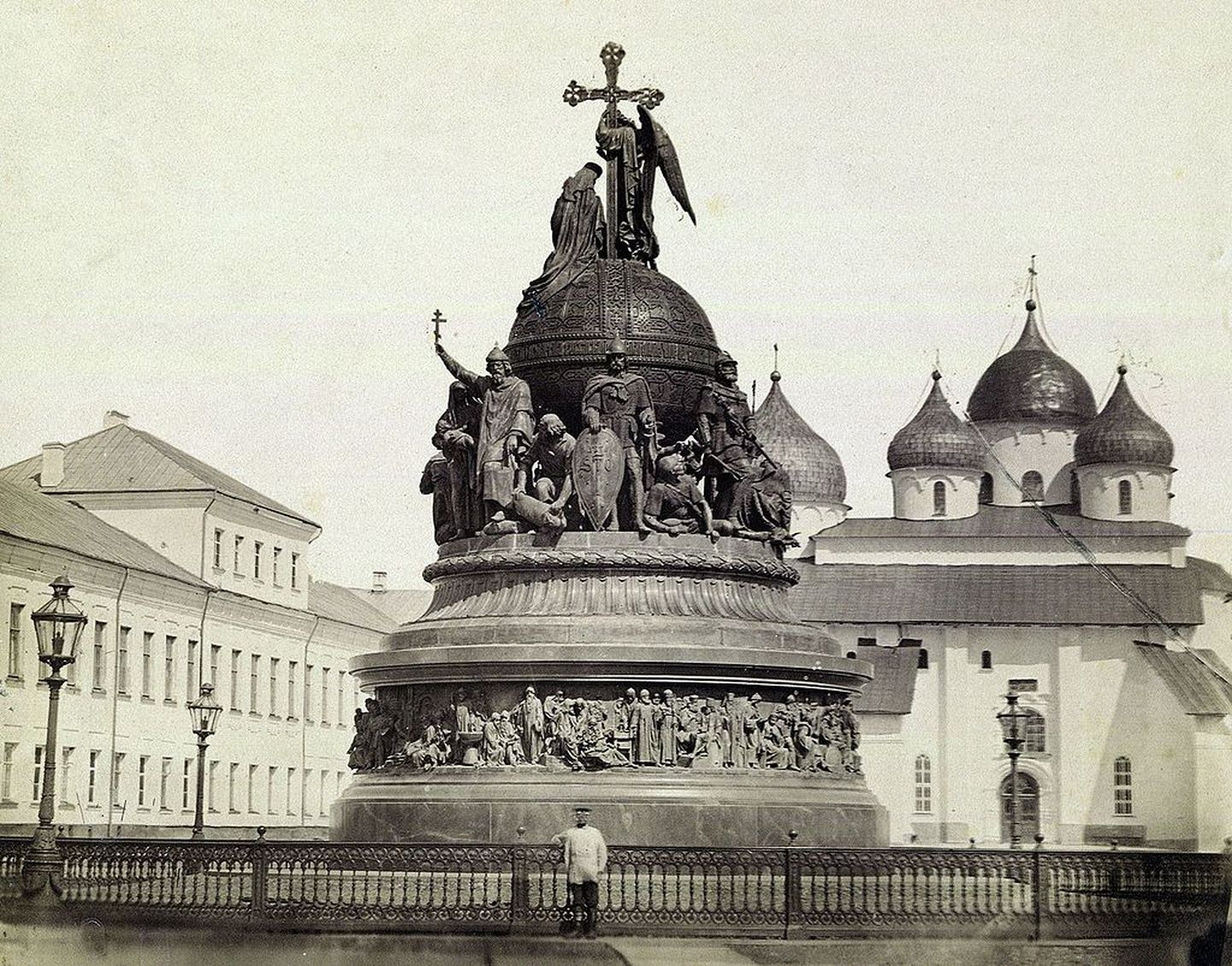«Tuhandeaastane ajalugu» on kujunenud omaette fetišväljendiks, mida armastatakse korrutada nii Venemaal kui ka väljaspool seda. Pildil 1862. aastal tuhandeaastase ajaloo auks rajatud monument Novgorodis.