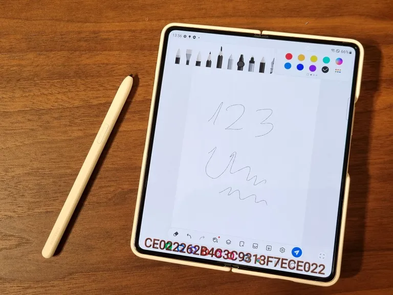 Spetsiaalse ümbrisega tuleb Galaxy Fold4-ga kaasa puutepliiats, millega saab tahvliekraanile kirjutada ja joonistada.