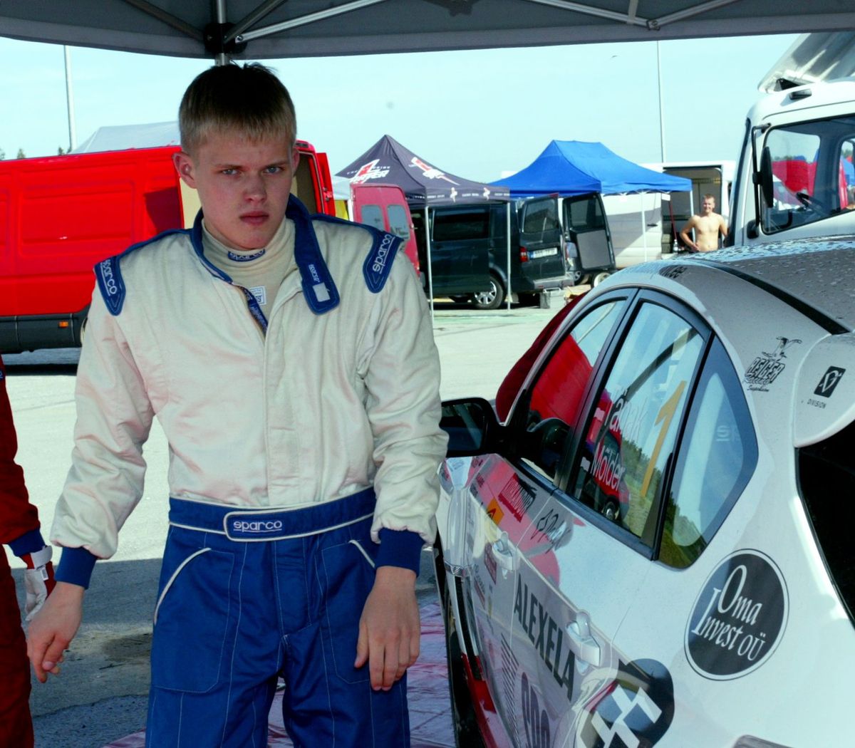 2008. aastal seisab Tänak Rakveres oma Subaru kõrval. Tänak on enne Viru ralli starti tõsine ja keskendunud.