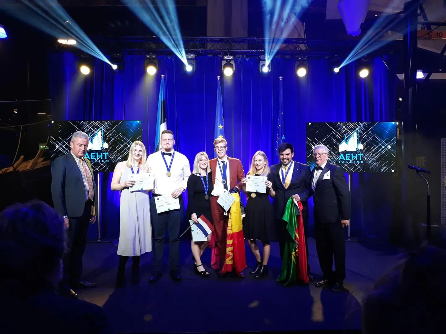 MEDALISTID KOOS KOHTUNIKEGA: Mariliis vasakult teine ja Aureelia paremalt kolmas.