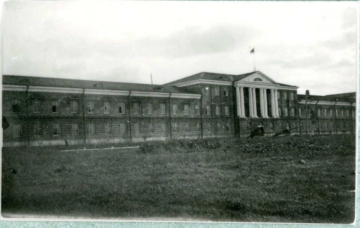 Arsenali sõjatehas
1917. aastal Koplisse kasarmuks rajatud klassitsistlikku hoonet sel otstarbel kasutada ei jõutudki, kuid juba Vabadussõja ajal kohandati see sõjaväetootmise tarbeks, seal tehti ka soomusautosid, spordipüsse ja padruneid. Hiljem kasutas seda Nõukogude sõjatööstus. Monumentaalne ja stiilipuhas näide tsaariaegsest suurest kivikasarmutüübist, moodustades osa nii eesti- kui ka nõukogudeaegse sõjasadama, -tööstuse ja militaarlinnaku kogumist. Peatselt tulevad sinna äri- ja kaubanduskeskus ning korterid.