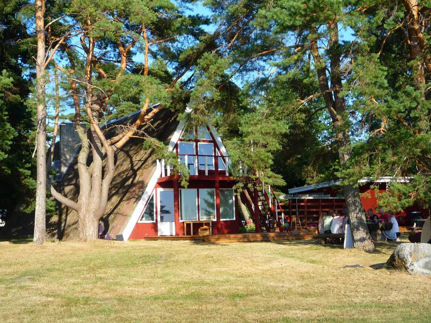 Kunagisest telkkatusega sööklast-klubihoonest on saanud rannakohvik.  FOTO: Britt Rosen