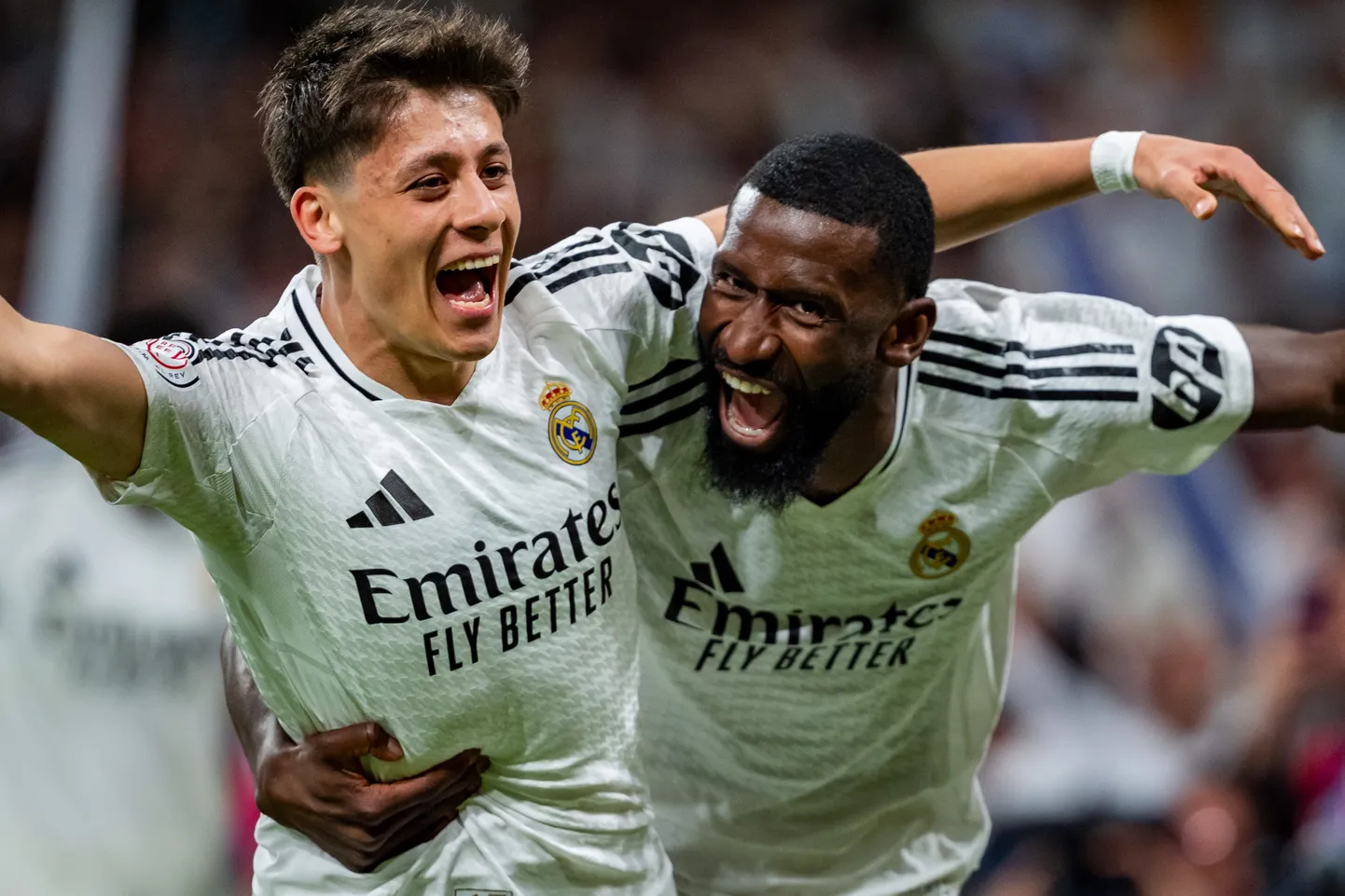 Madridi Reali viis karikafinaali vahetusmängijana kohtumisse sekkunud Antonio Rüdiger (paremal), fotol tähistab ta võiduväravat klubikaaslase Arda Güleriga.