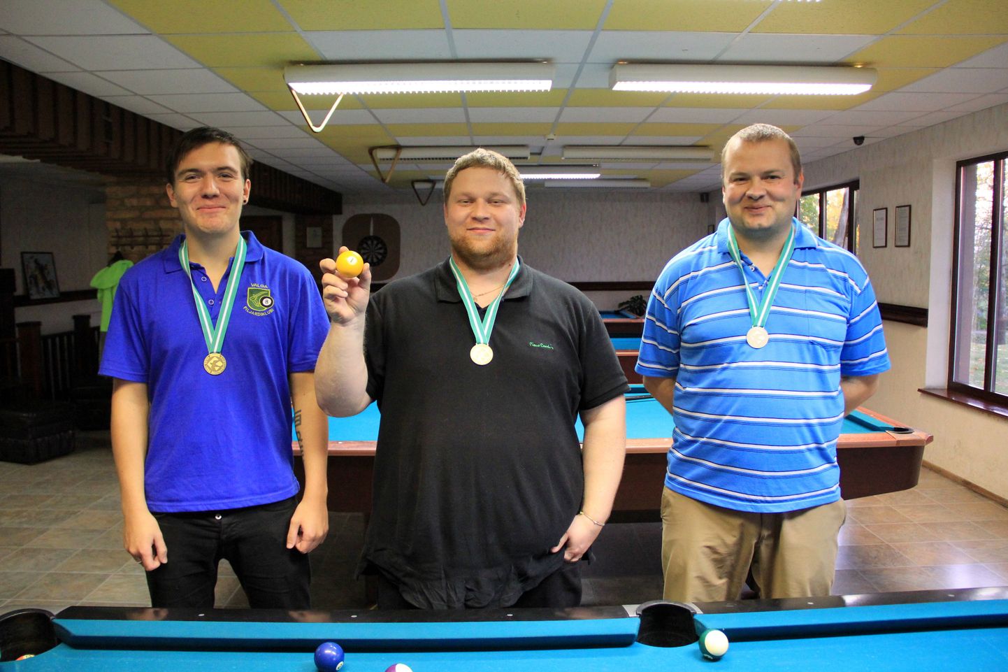Kolmanda koha võitja Kevin Kattai (vasakult), esimese koha omanik Aleksander Jermikimov ning teise koha omanik Raul Tihane