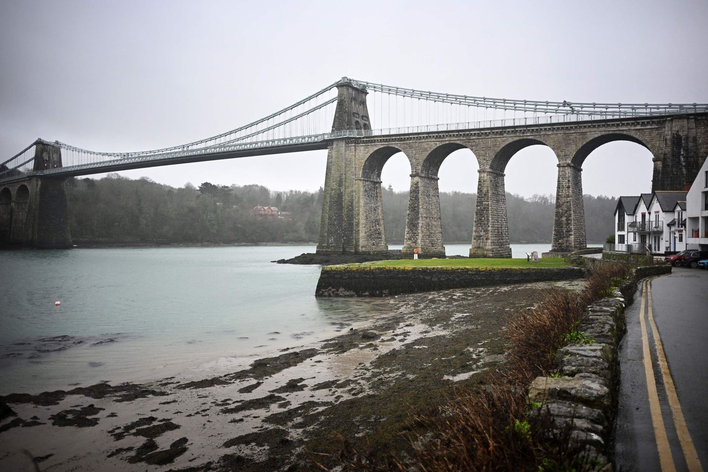 Suurbritannia Menai sild kulgeb üle Menai väina Mandri-Walesi ja Anglesey saare vahel.