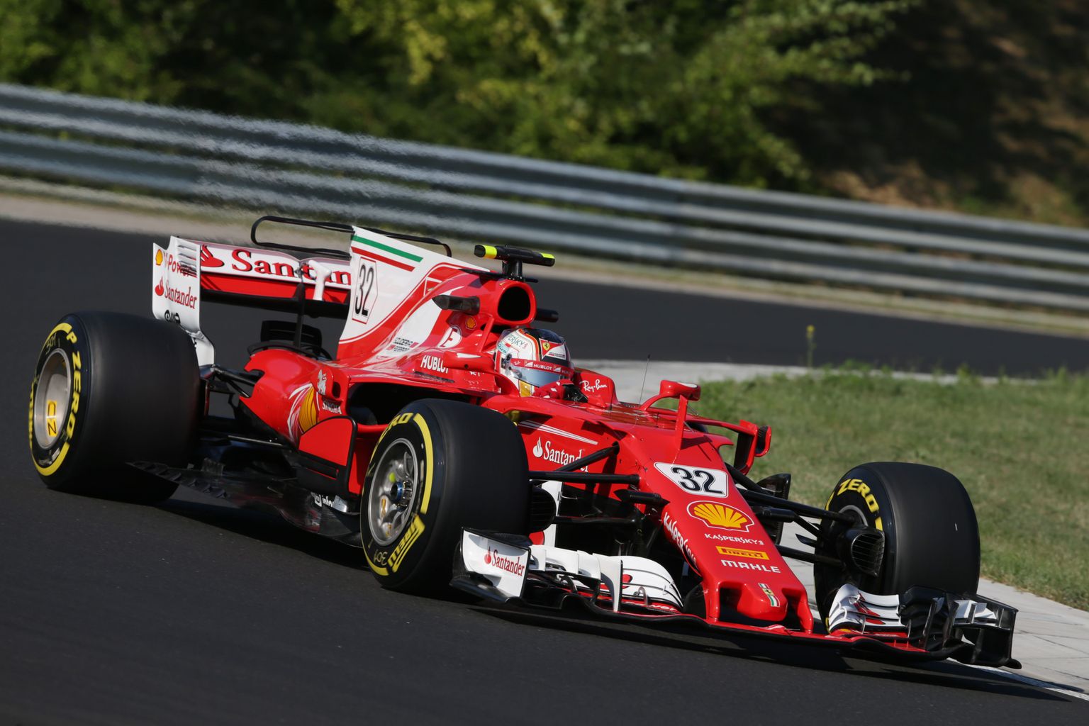 Charles Leclerc näitas esimesel testil 2017. aasta F1 masinaga uhket minekut.
