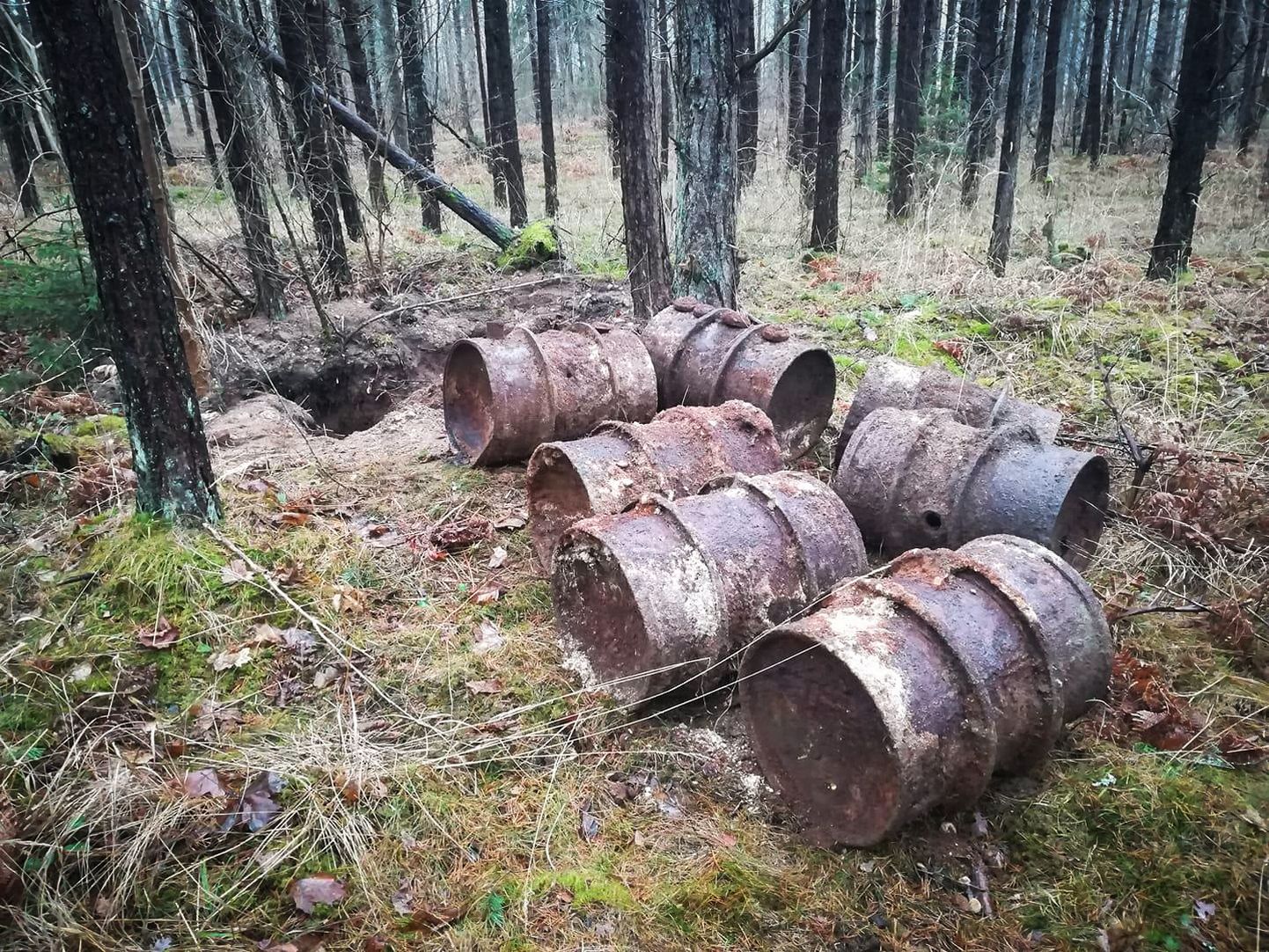 OHTLIK KRAAM: Metsa alla kaevatud august väljaveeretatud roostest puretud raudtünnid oli huvitav leid, sest sarnaseid seni Saaremaal leitud ei ole.
