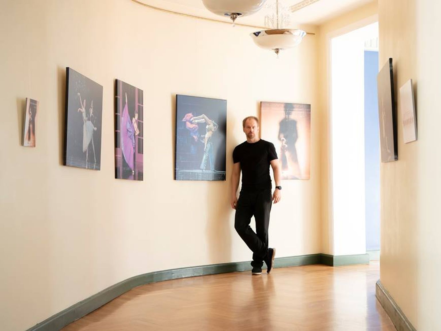 Estonia teatris avati fotograaf Rünno Lahesoo näitus.
