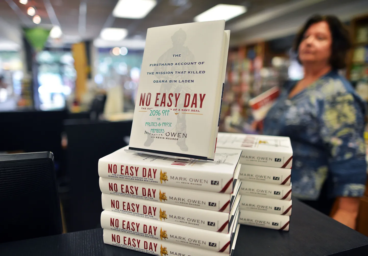 Endise Navy SEALi liikme raamat «No Easy Day» poelettidel.