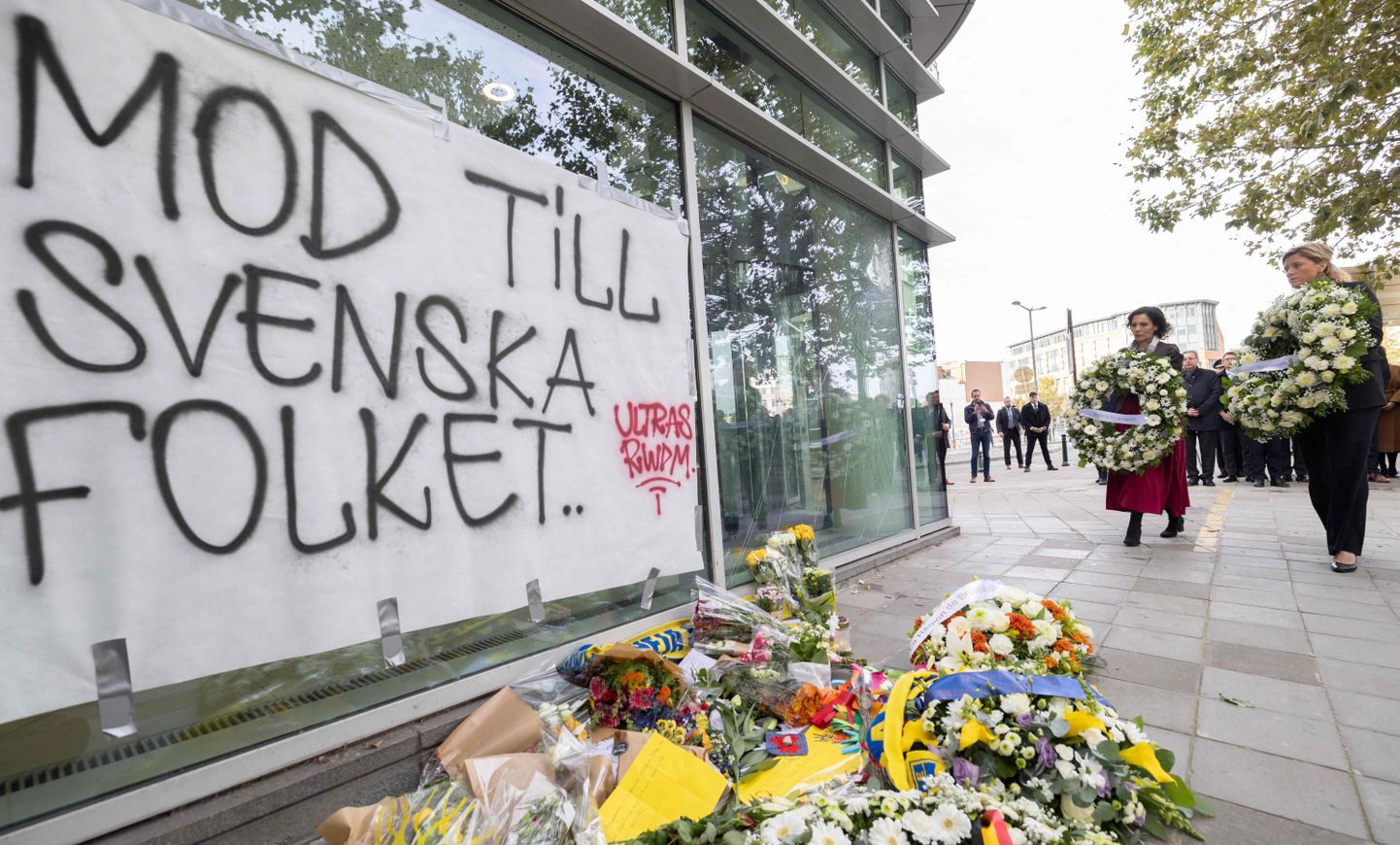 Lilled ja pärjad kahe Rootsi jalgpallifänni hukkumispaigas Brüsselis.