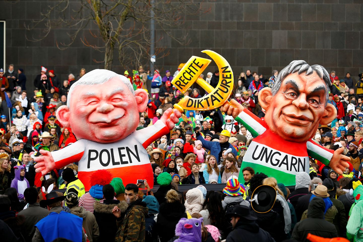 Polijas politiķa Jaroslava Kačinska un Ungārijas premjerministra Viktora Orbāna lelles-karikatūras "Rosenmontag" karnevālā Vācijā 2018.gadā