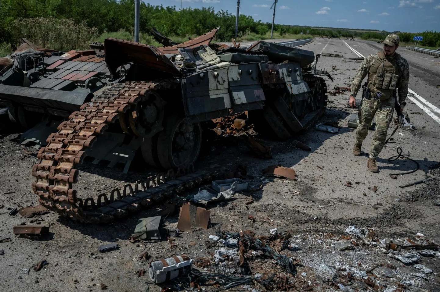 Ukraina relvajõudude sõdur Robotõne lähistel hävitatud Vene tanki juures. 