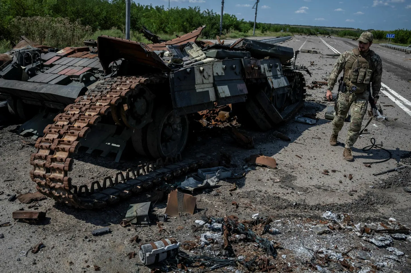 Ukraina relvajõudude sõdur Robotõne lähistel hävitatud Vene tanki juures.