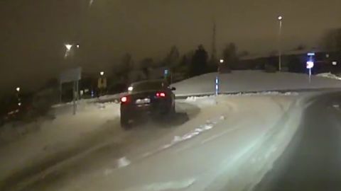 ВИДЕО ⟩ Настоящий боевик: в Тарту водитель устроил погоню по встречной полосе, повреждены два полицейских автомобиля
