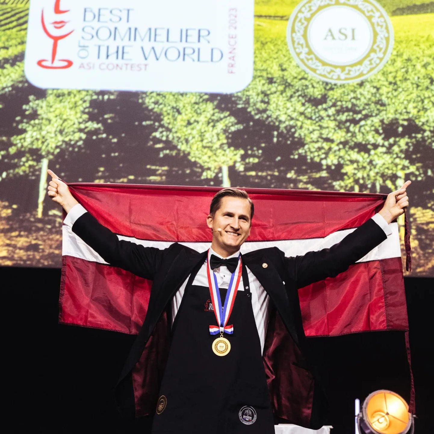 Pasaules čempions vīnzinībās Raimonds Tomsons.