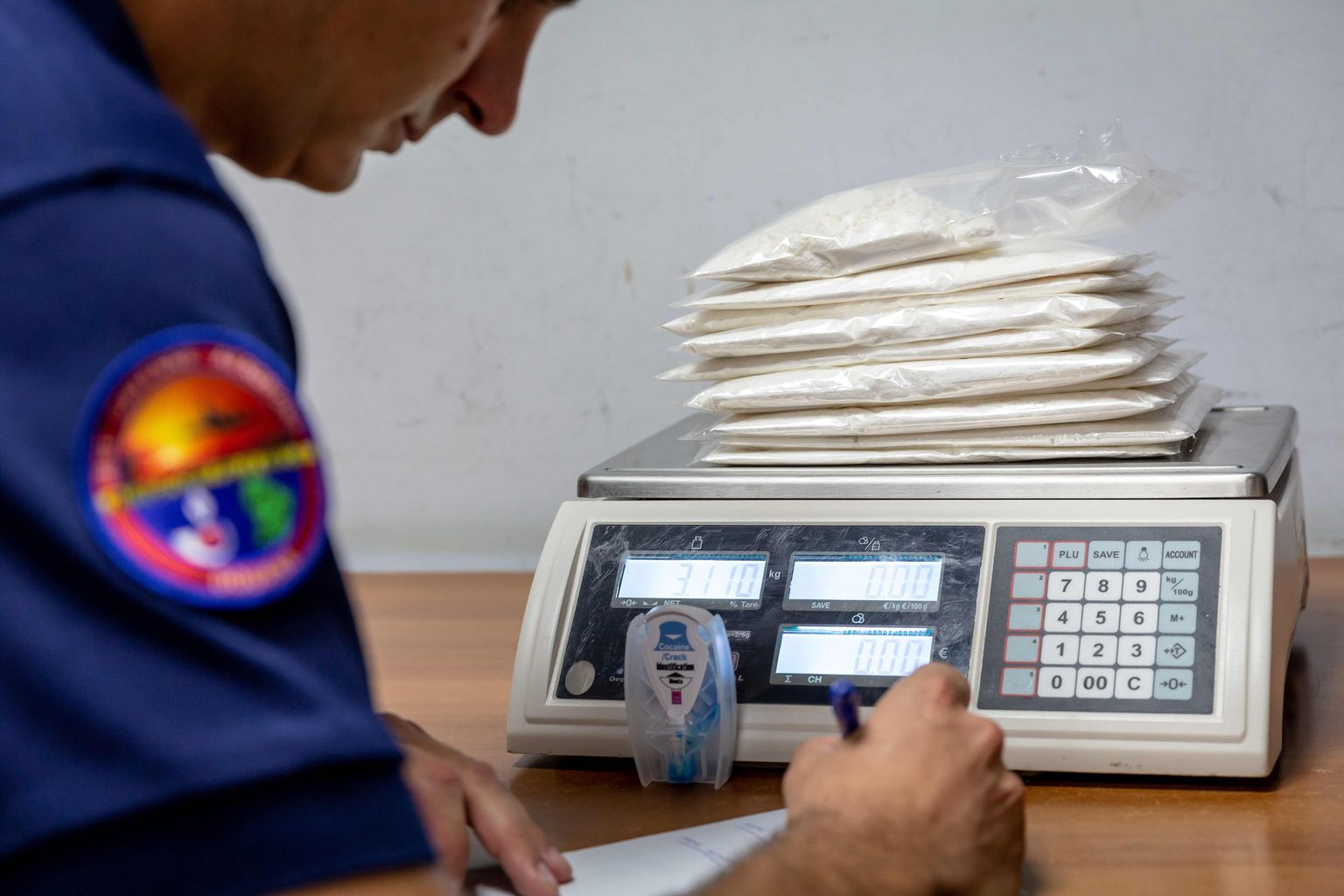 Prantsuse Guajaana korrakaitseametnik kokaiinipakke kaalumas.