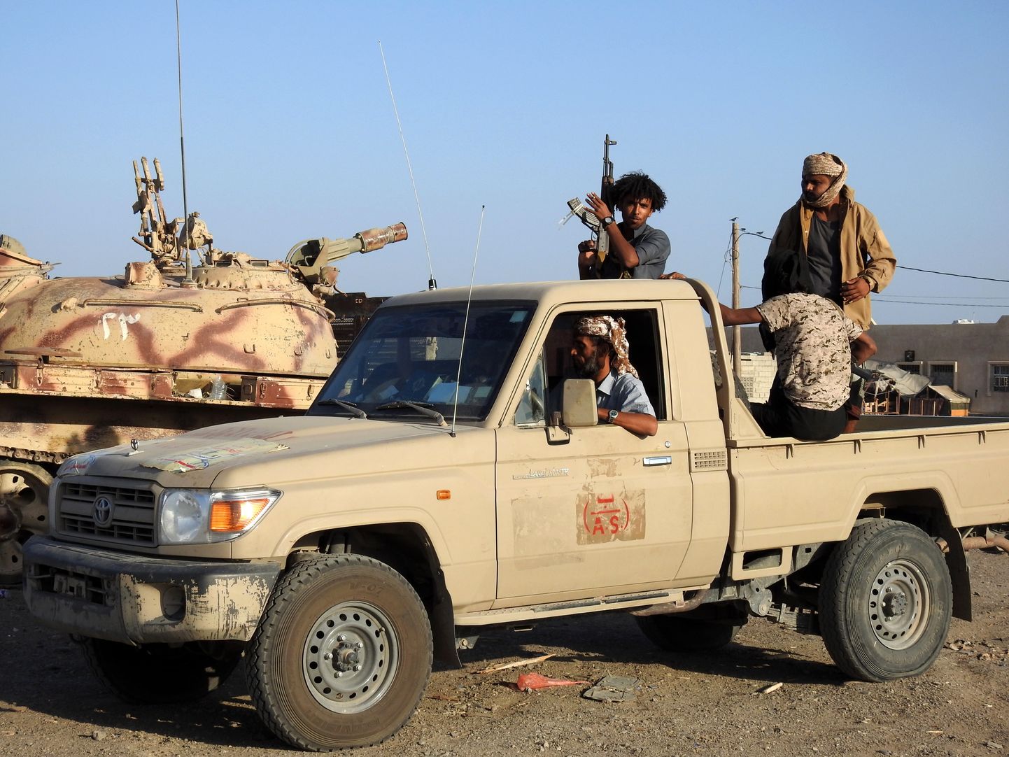 Jeemeni valitsusmeelsed võitlejad eile Hodeidah lähiste.
