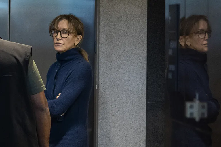 Felicity Huffman kohtumajas.