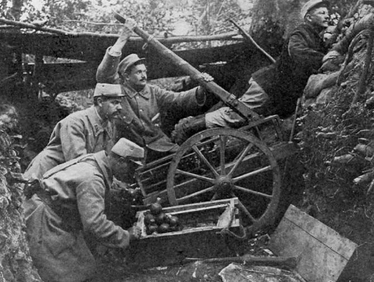 Sellel pildil kasutasid Prantsuse sõdurid käsigranaatide kohaletoimetamiseks heitemasinat.