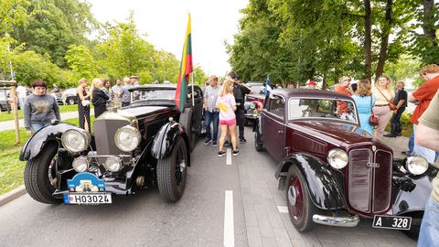 Rakvere täitus vanade autode ja sama vanade lugudega