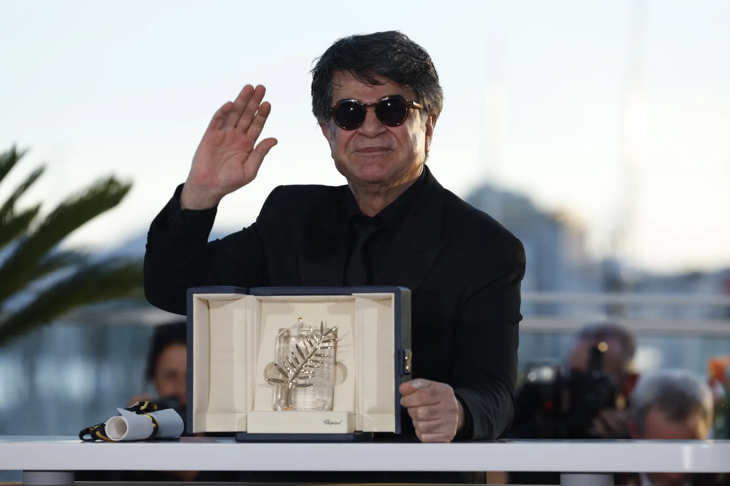 Cannes'i filmifestivali peaauhinna Kuldse Palmioksa võitis tänavu dissidendist Iraani režissööri Jafar Panahi.