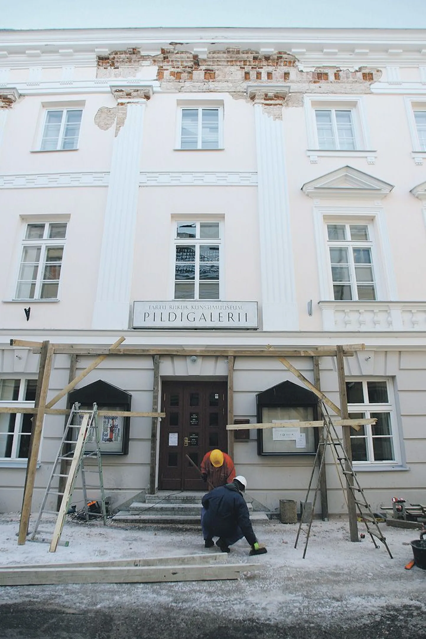 Näitusemaja Kompanii tänava poolselt seinalt on alla kukkunud meetreid krohvi ja karniisi. Tänaval liikujate kaitseks ehitasid firma Haspo töömehed sinna eile varikatuse, mis jääb paika ilmselt fassaadi remondini.