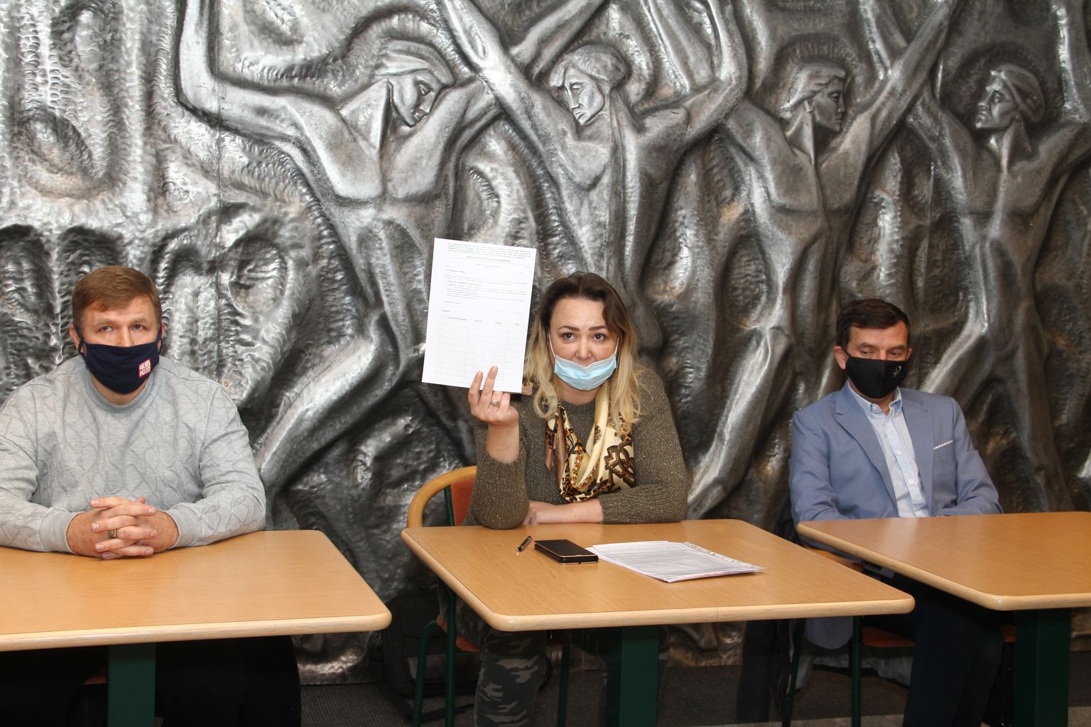 Инициативная группа показывает проект решения горсобрания о назначения Алексея Евграфова мэром Нарвы. Под этой бумагой начали собирать подписи горожан.