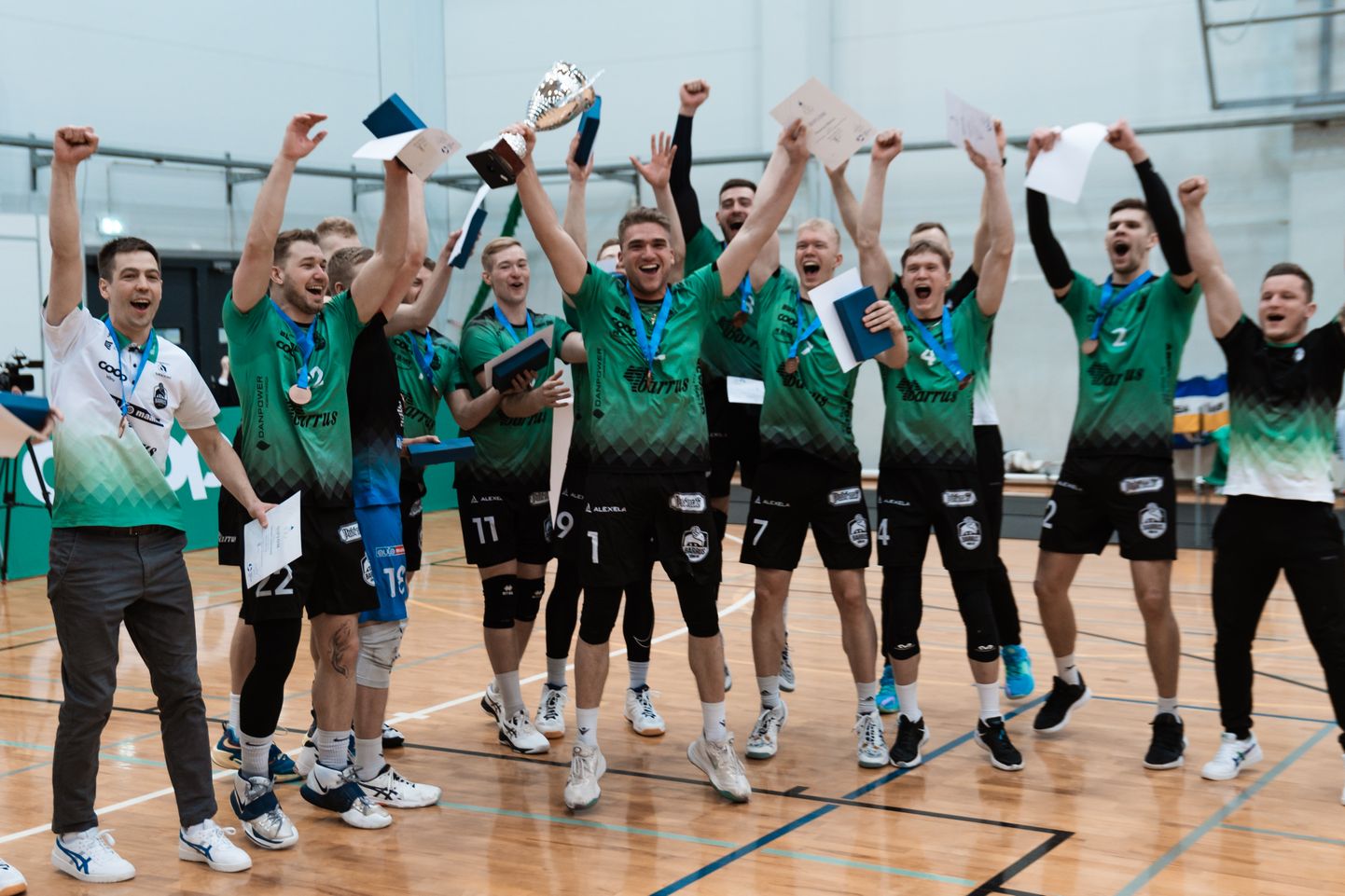 Võru võrkpallurid said 73-aastase vaheaja järel taas rõõmustada Eesti meistrivõistluste medali üle.