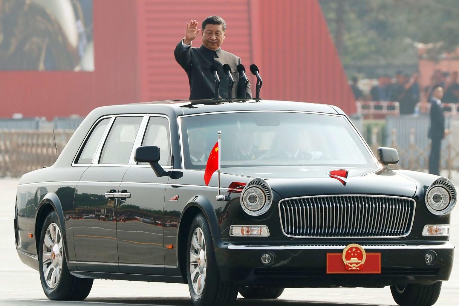 Hiina riigipea, parteijuht ja tiitli lingxiu (liider) kolmas omanik Xi Jinping tervitab Pekingis 1. oktoobril sõjaväeparaadi.