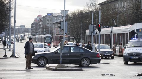 Joobes juht tekitas Tallinna kesklinnas avarii ja seiskas trammiliikluse