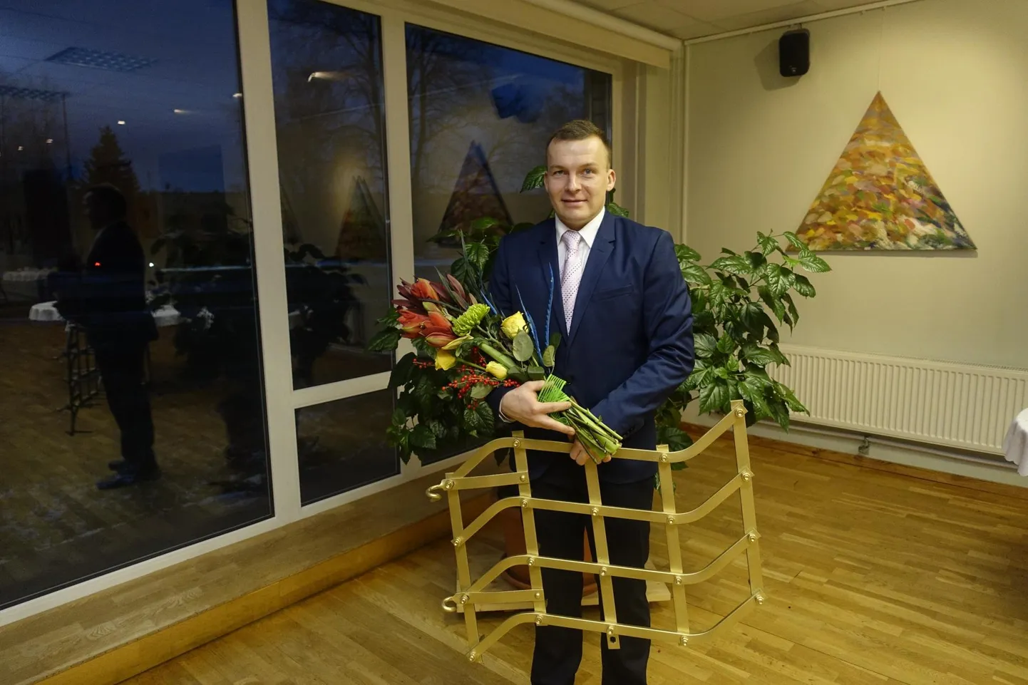Rein Kontus sai vallavanemaks saamise puhul kingiks kuldse äkke.