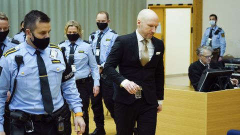 PAPAGOID, TELEKAS, JÕUSAAL ⟩ Massimõrvar Breivik tahab Norra oma vanglatingimuste pärast kohtusse kaevata