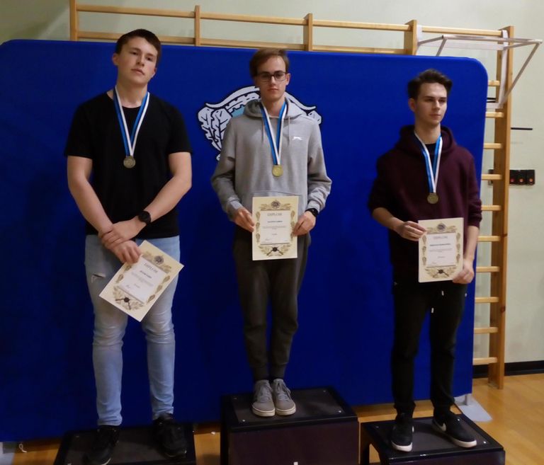 Jaanus Laidus (keskel) edestas noorte meistrivõistlustel konkurente hoolimata sellest, et alustas laskmist esimeses vahetuses.