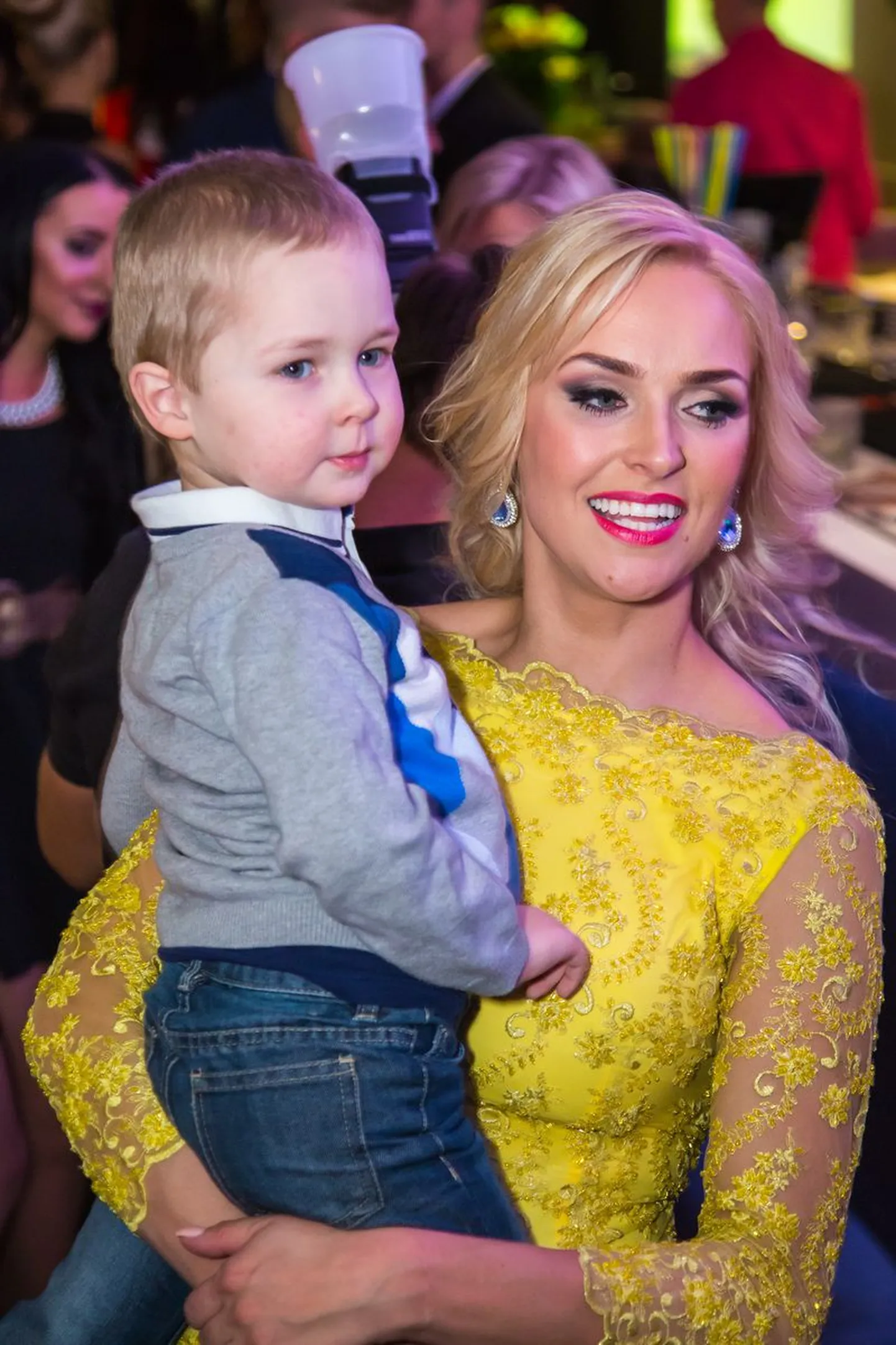 Invidia Agentuuri glamuurne avapidu.
Laura Kõrgemäe koos pojaga.