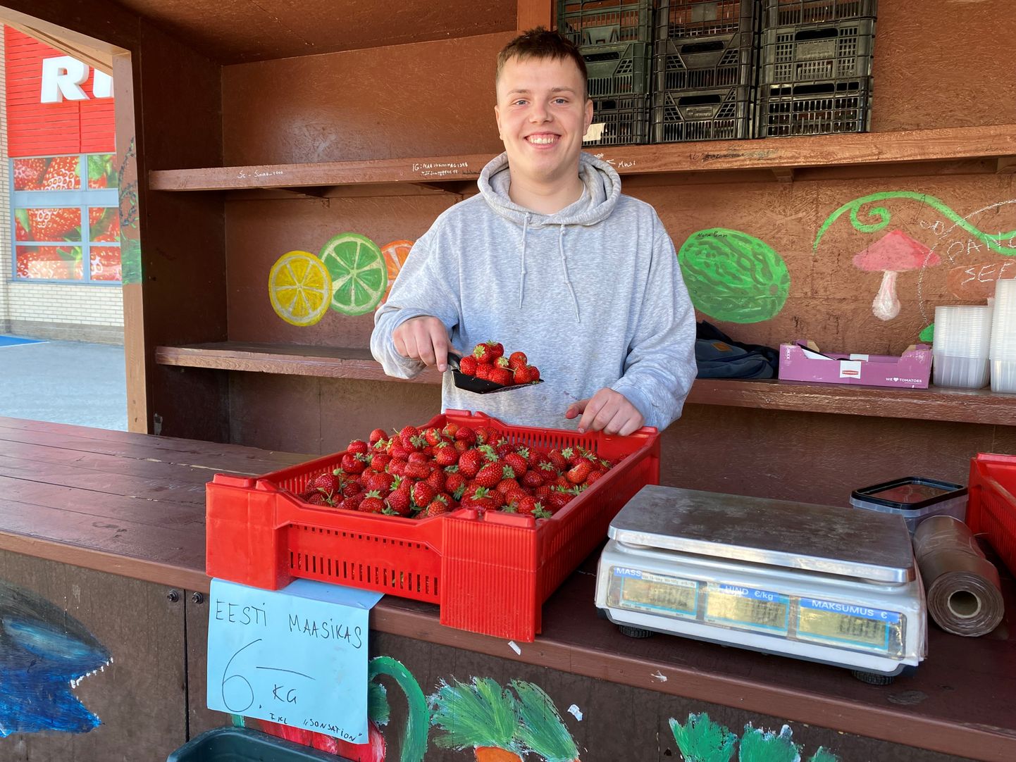 Paide turul Tartumaalt pärit maasikaid müünud Marius Kõivik ütles, et hooaeg ongi lõppemas ja Paidesse tuli ta täna viimast korda.